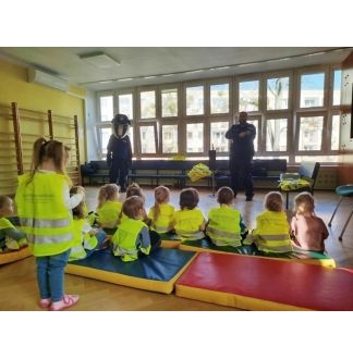 Sierżant Borsuk uczy wolskie dzieci, jak być bezpiecznym